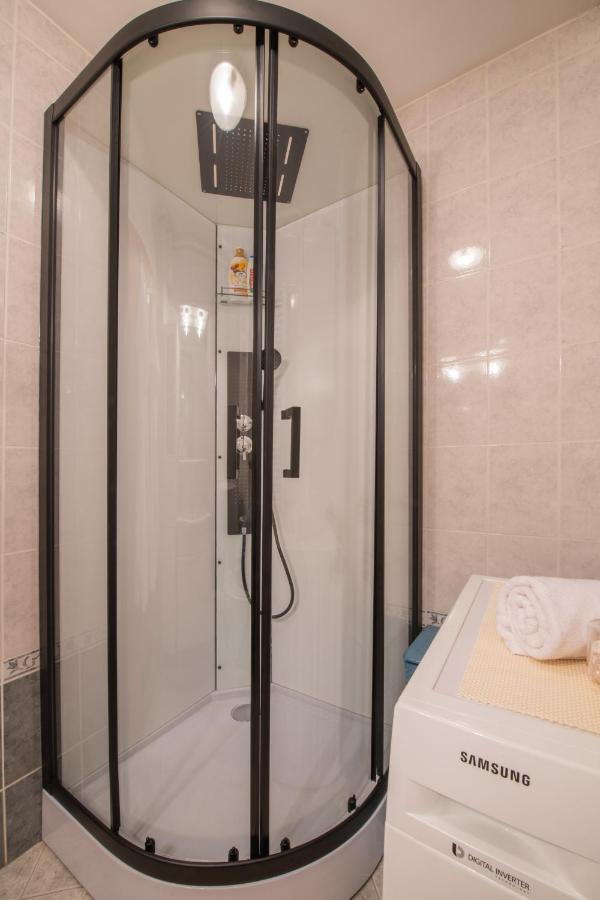 Apartman Silvija โอซีเยก ภายนอก รูปภาพ